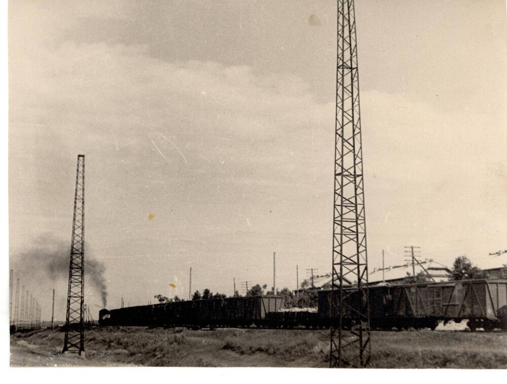 Фотография Грузовой поезд, уходящий вдаль