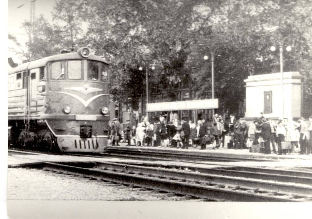Фотография Пассажирский поезд подходит к станции