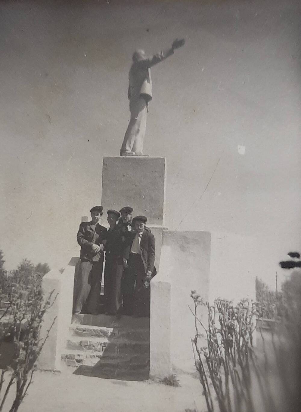 Фотография. Памятник В.И.Ленину в сквере Дворца Культуры металлургов г.Серова
