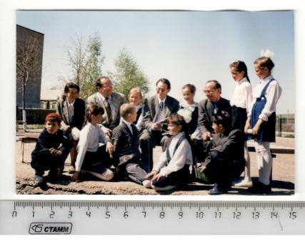 Фото сюжетное. Во втором ряду справа пятый сидит И.Юзеев в окружении учащихся.