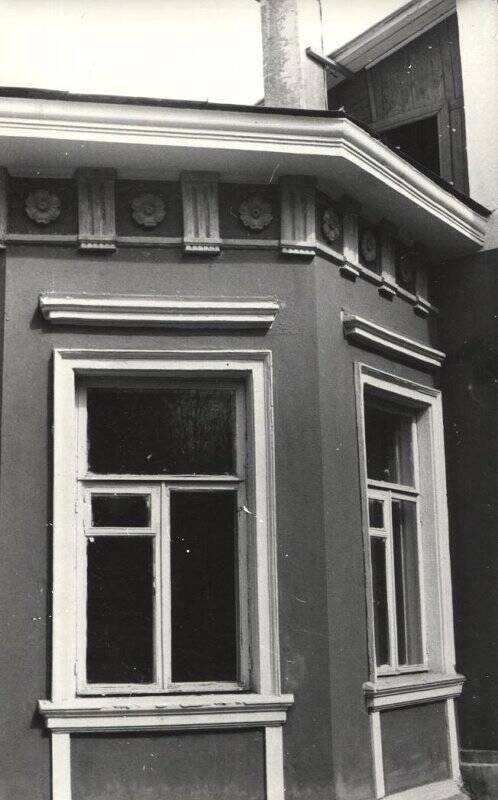 Фотография черно-белая. Окно первого этажа музея во время ремонта.