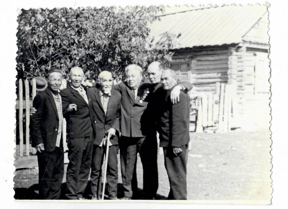 Фото групповое. Ветераны-первые комсомольцы деревни Исяново. Август 1972 года