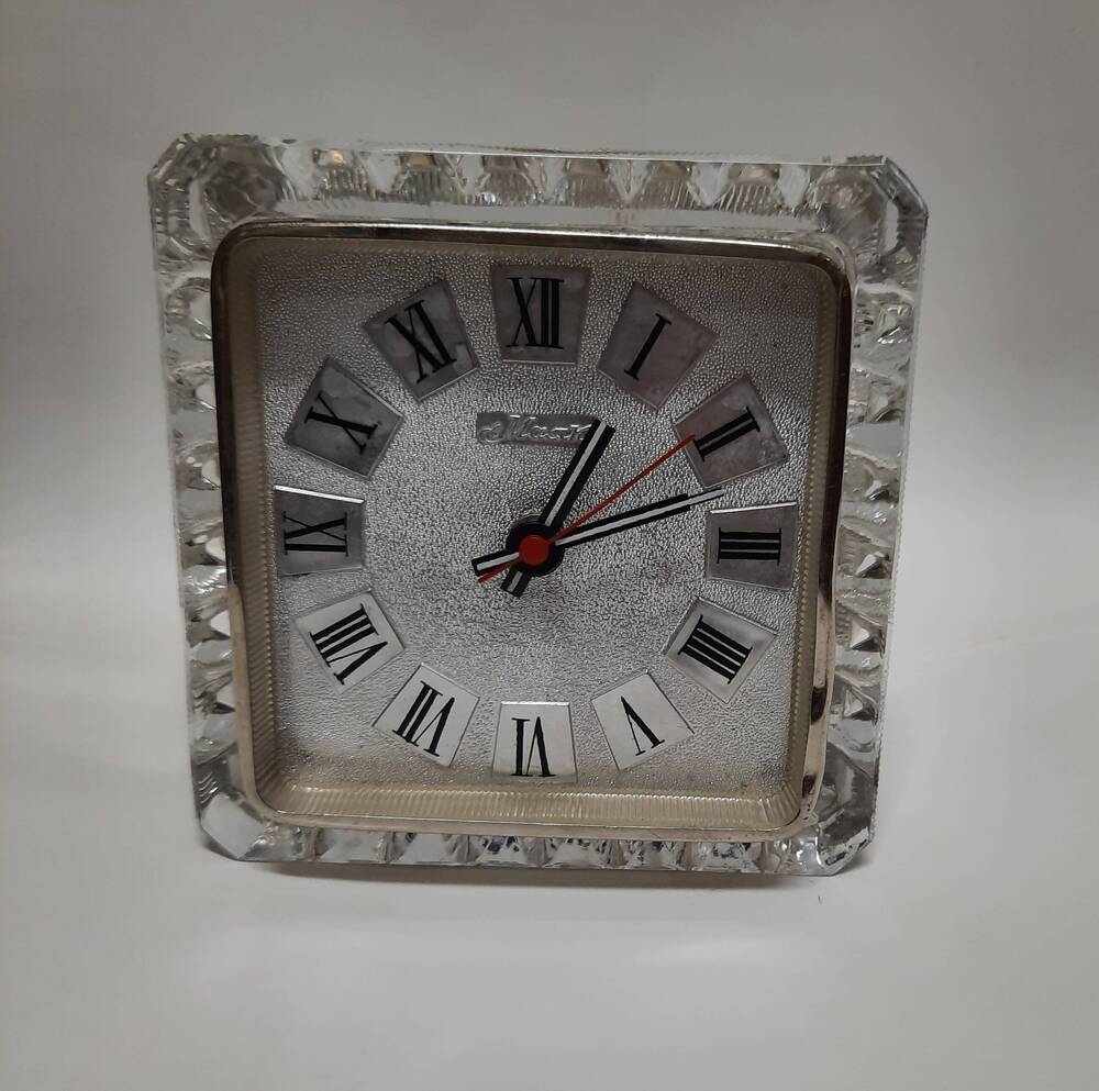 Часы - будильник Маяк электромеханические настолные в стеклянном корпусе