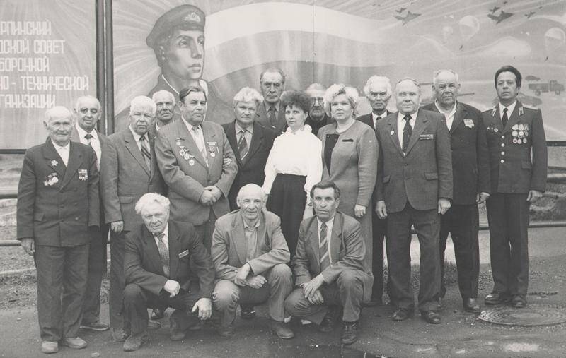 Фотография групповая. Участники Великой Отечественной войны в здании горвоенкомата.