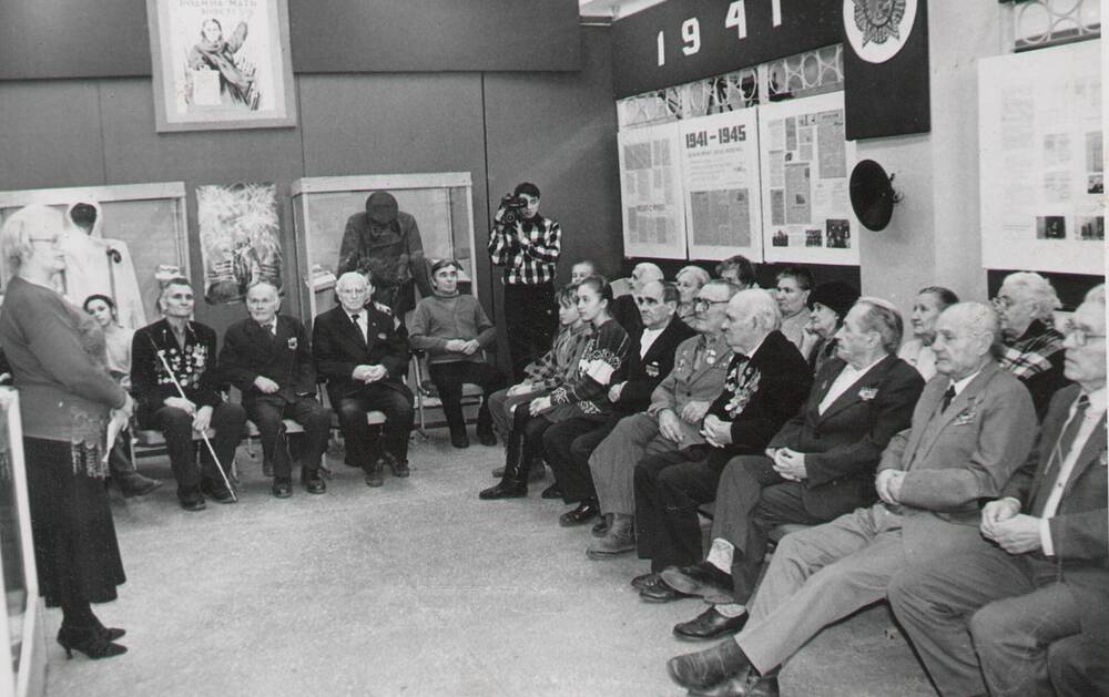 Фотография групповая. Встреча участников Великой Отечественной войны, в городском краеведческом музее.