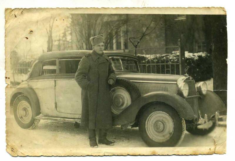 Фотография. Лихачев Виктор Федорович у легкового автомобиля.