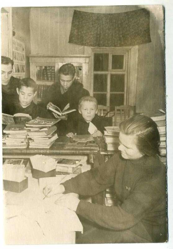 Фотография. Выдача книг в профсоюзной библиотеке Киришского леспромхоза. Посёлок Пчёвжа.