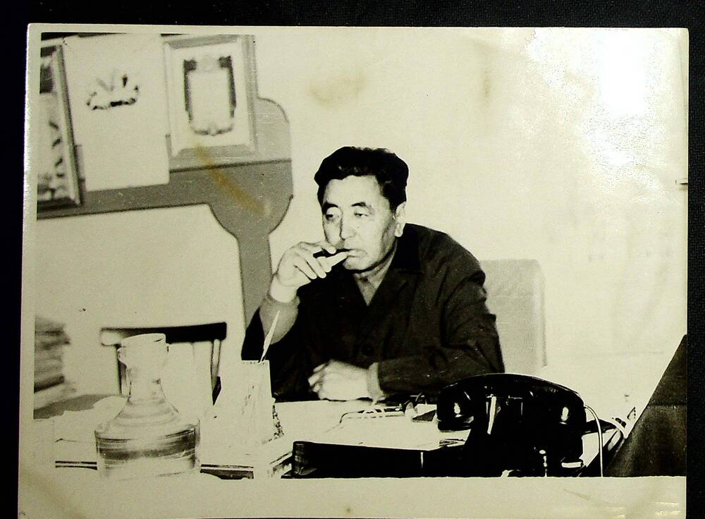Фотография. Бамбушев Сандже Манджиевич в рабочем кабинете совхоз «Южный».1960 г.
