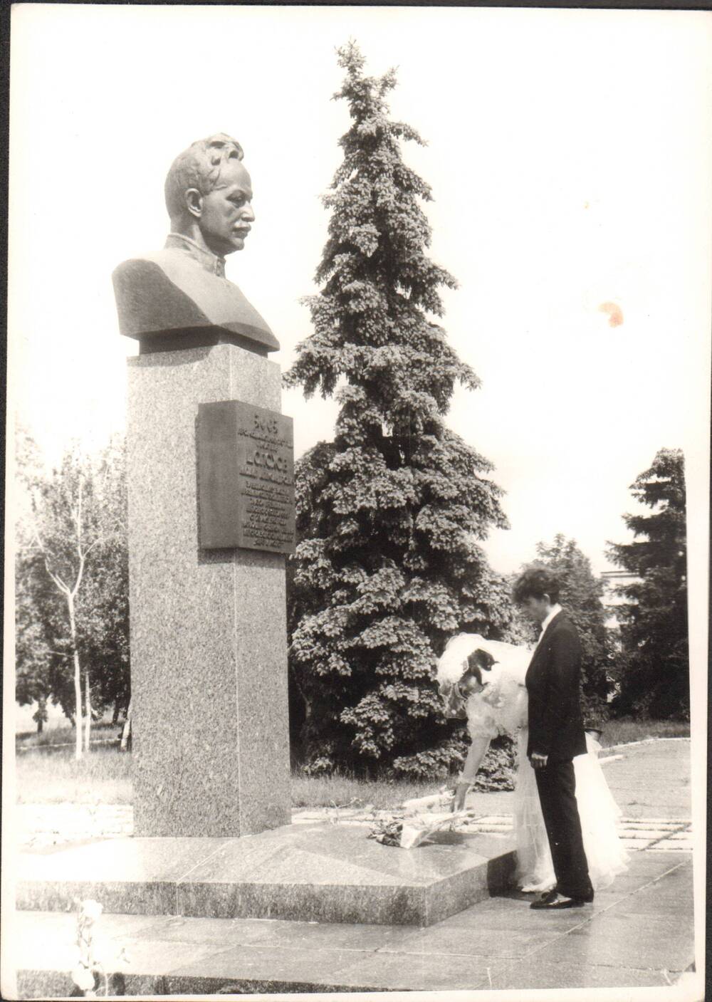 Фото. Молодожены у памятника М.А. Шолохову возлагают цветы.