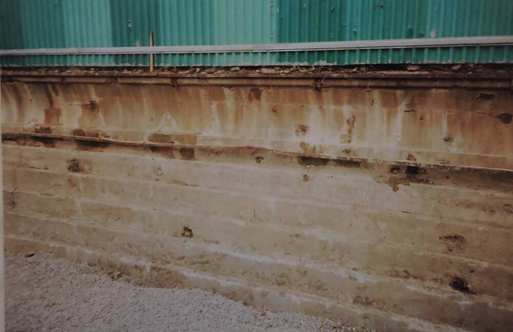 Фотография Опорная стена железной дороги в Хосте со следами осколков при  бомбардировке теплохода  Львов в годы Великой Отечественной войны