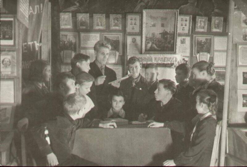 Фотография черно-белая. П.С. Сонин в музее проводит занятие кружка юных краеведов.