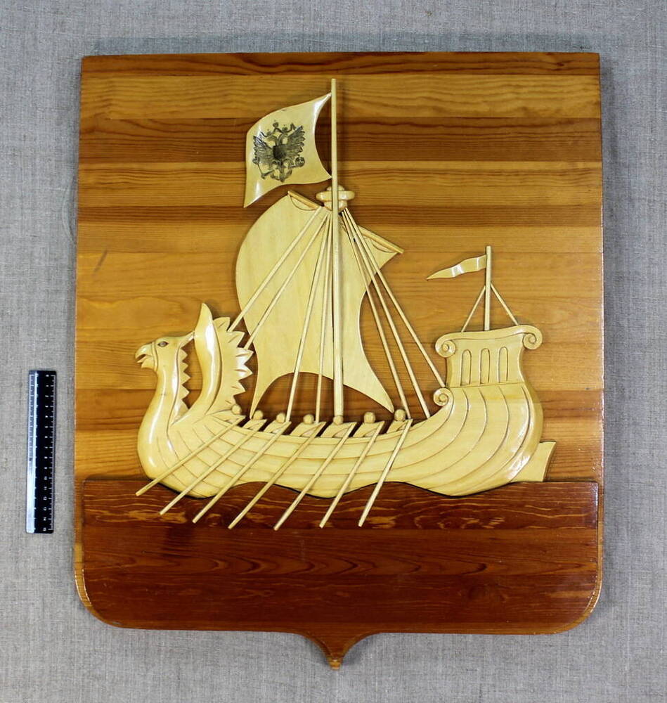 Панно деревянное с изображением плывущей ладьи.