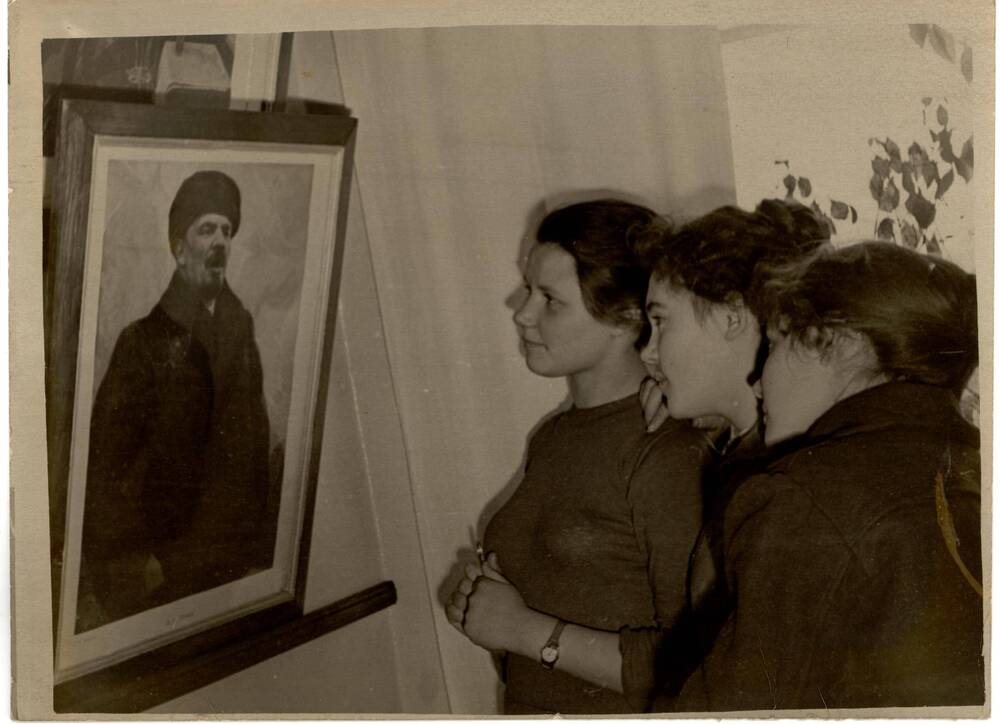 Фотография У картины В. И. Ленина в музее на выставке