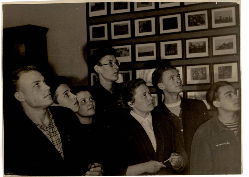 Фотография Посетители музея возле авторских работ
