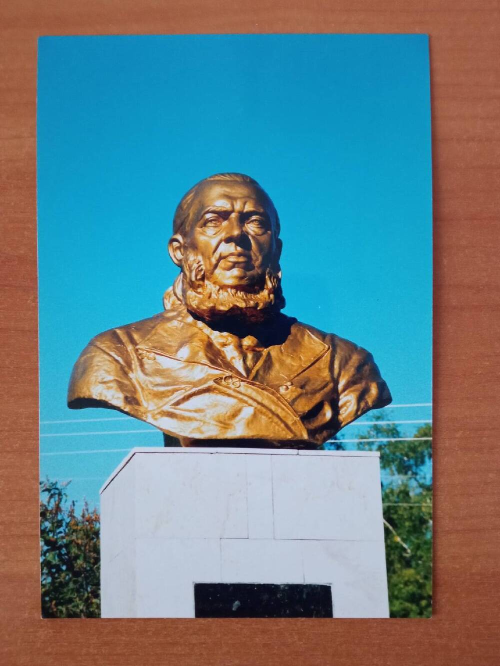 Фотография цветная. На фото изображён бронзовый памятник С.Т. Аксакову (бюст), выполненный уфимским скульптором Т.П. Нечаевой.
