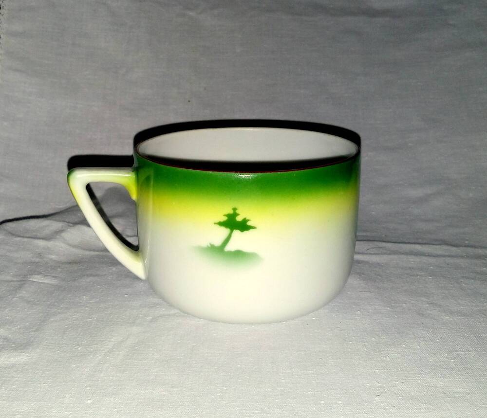 Чашка белого цвета, фарфоровое, с пейзажной композицией Три березы на опушке. 1960 гг.