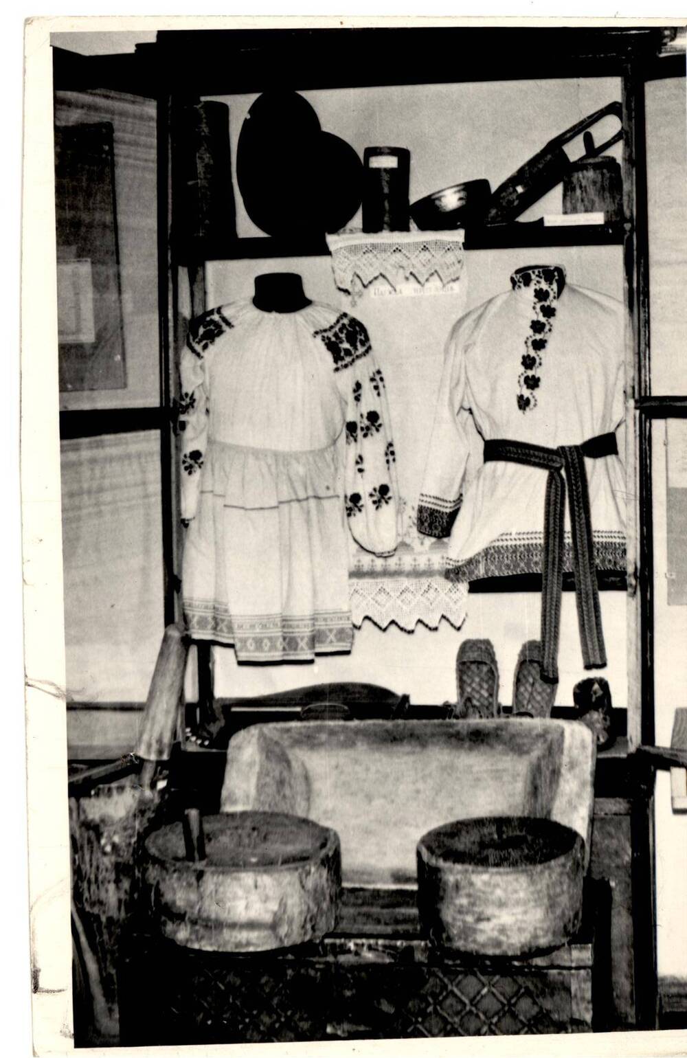 Фотография Вышитые мужские и женские крестьянские рубахи