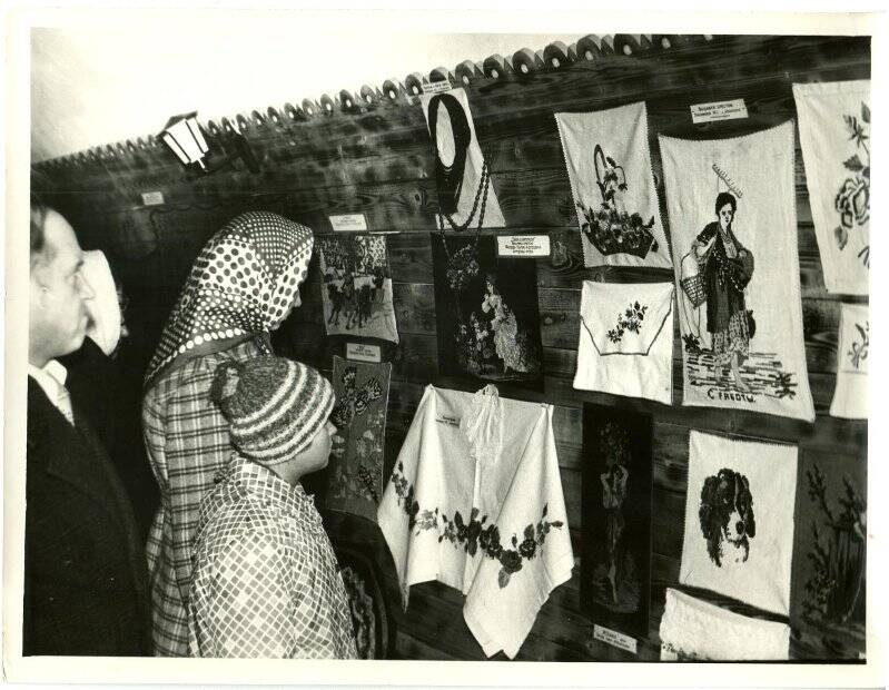 Фотография. Экспозиция выставки народных умельцев в Слободском краеведческом музее в октябре - ноябре 1980 года