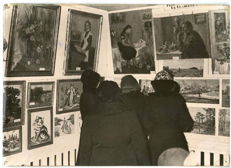 Фотография. Выставка прикладного искусства, открытая 24 марта 1957 года в Слободском краеведческом музее. Картины и этюды художника Нелюбина В.А.