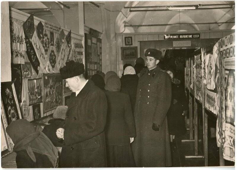 Фотография. Выставка прикладного искусства, открытая 24 марта 1957 года в Слободском краеведческом музее. Вышивки работниц меховой фабрики «Белка»