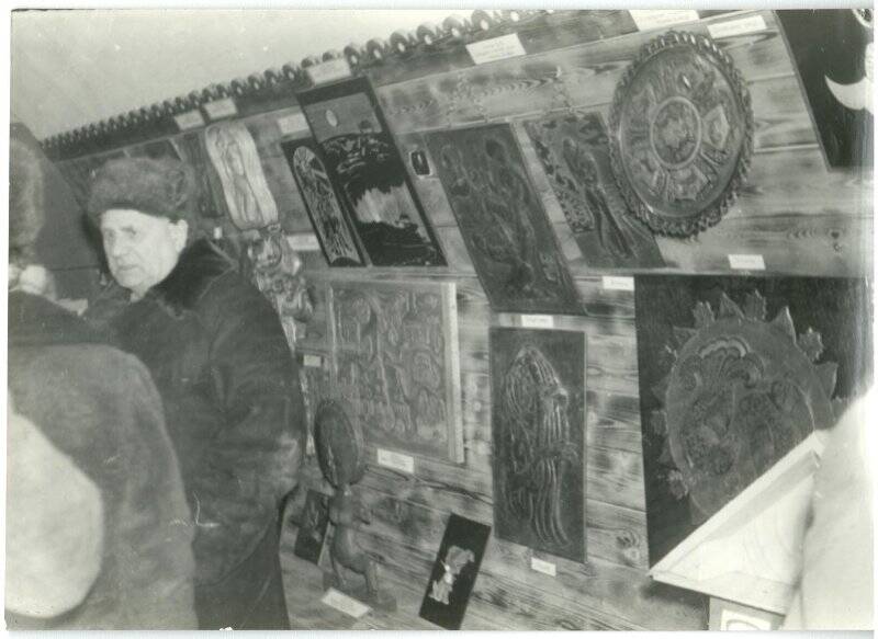 Фотография. Закрытие выставки народных умельцев 8 декабря 1980 года в Слободском краеведческом музее.