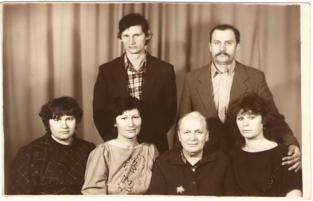 Фотопортрет ч/б, погрудный Соколенко М.М. с семьей.