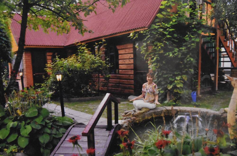 Фотография. Усадьба Ю. Н. Прохина. Зоны отдыха на садовом участке. У фонтана
