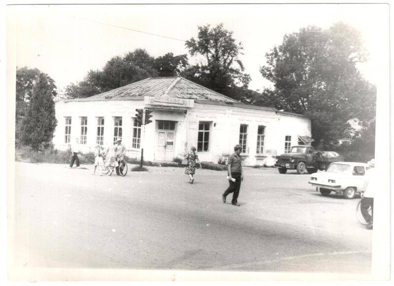Фото видовое: фасад здания на перекрестке улиц Красная и Интернациональная. Город Белореченск. 1970-е гг.