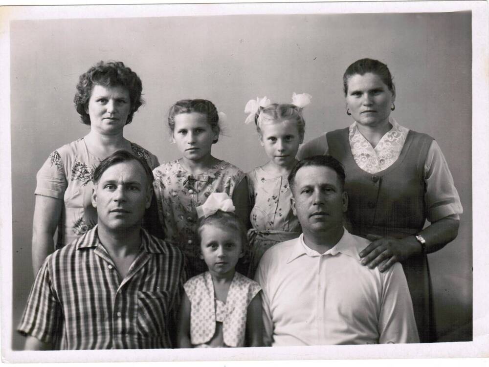 Фотография семьи П.П.Задорожного и семьи его брата. Донбасс
