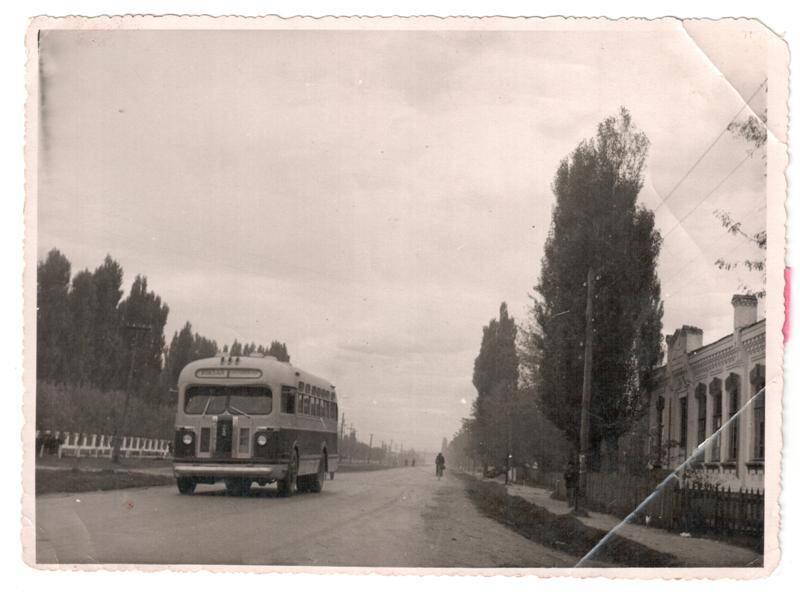 Фото видовое: вид на дорогу возле парка имени Ленина. Город Белореченск, улица Красноармейская (Ленина). 1958 г.