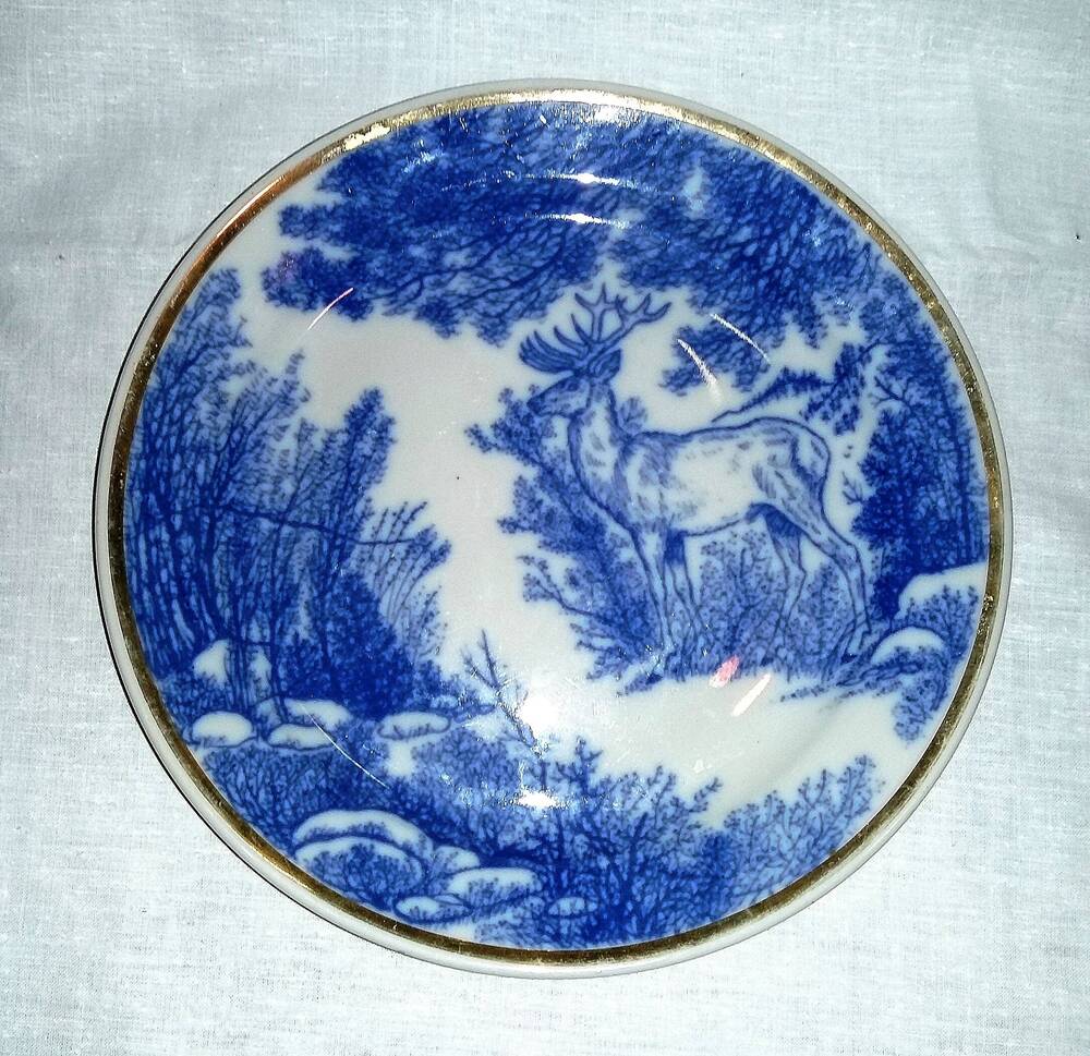 Тарелка круглая с росписью синего цвета по всей поверхности: изображение оленя в лесной чаще. 1970-е гг.