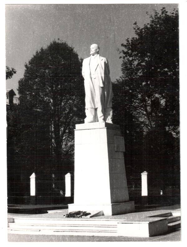 Фото видовое: памятник В.И. Ленину возле райисполкома. Город Белореченск, улица Ленина. 1970-е гг.