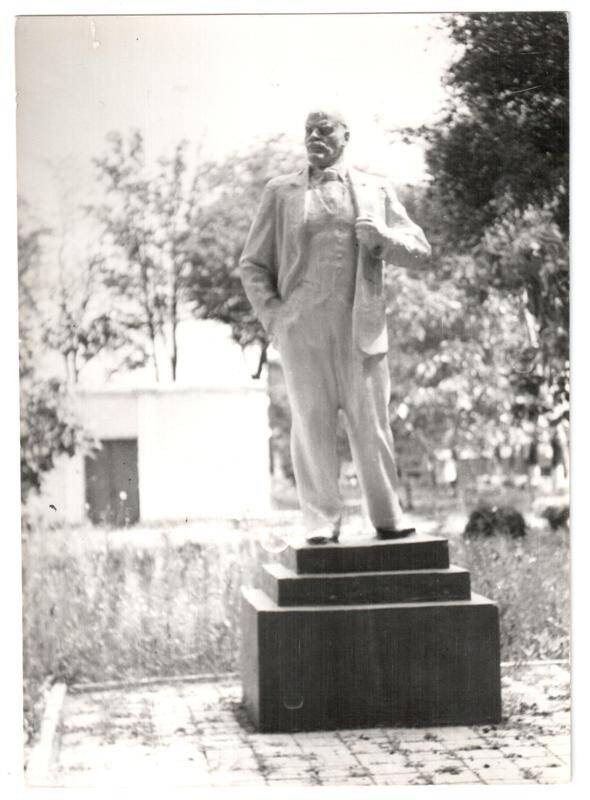Фото видовое: памятник В.И. Ленину в железнодорожном парке. Город Белореченск. 1970-е гг.