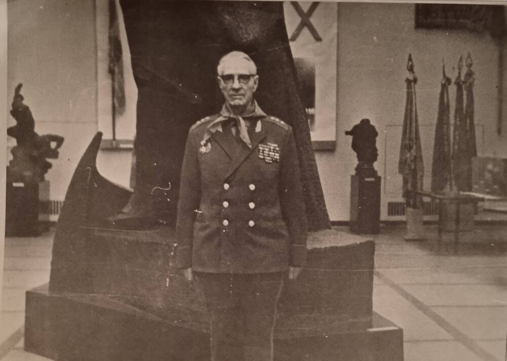 Фотография. Генерал-полковник Черевиченко Я.Т. у знамени Победы.