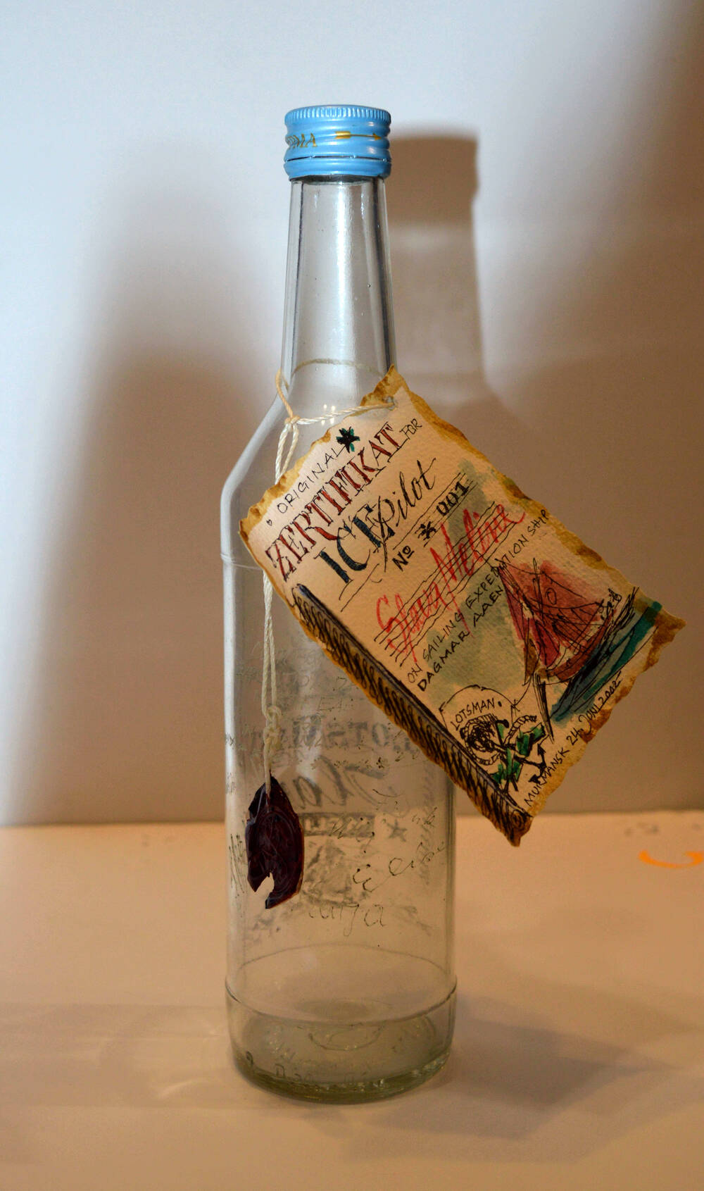 Бутылка  «Водка особая «Лоцман Слава Мелин»  - один из двух предметов, 
составляющих «Сертификат ледового лоцмана».