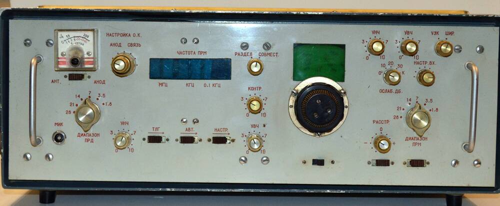 Любительская коротковолновая радиостанция  в сером металлическом корпусе с кабелем питания .
