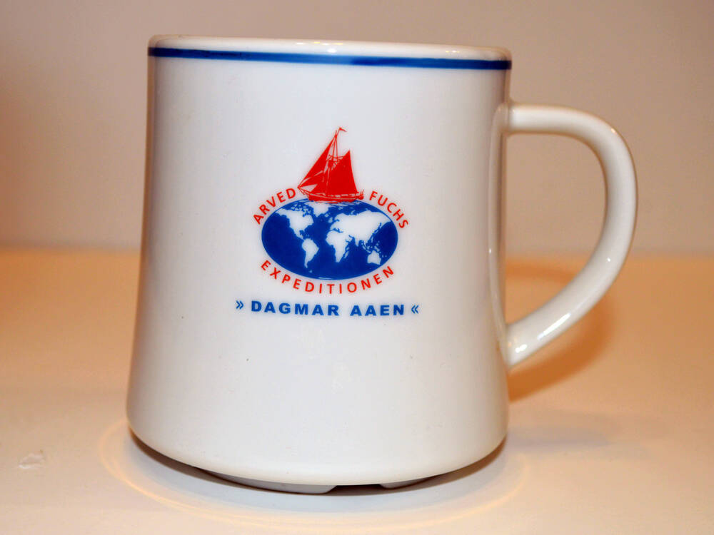 Кружка керамическая белого цвета с логотипом экспедиции Ледовое плавание (1992-2002).