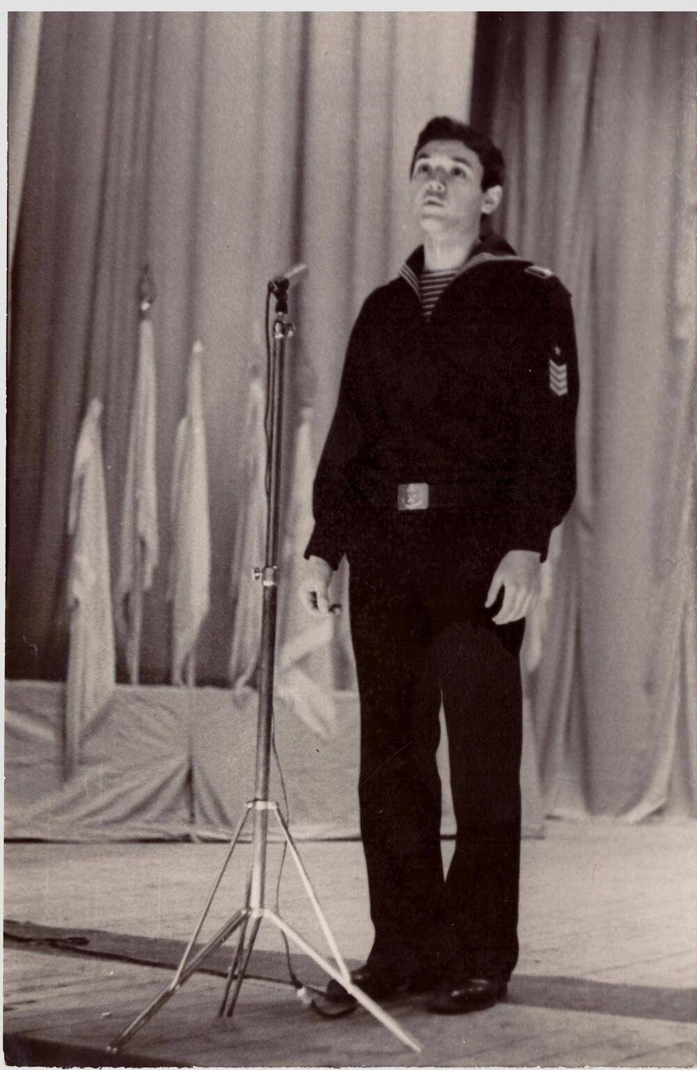 Фотография «Выступление военнослужащего на торжественном мероприятии в честь 40-летия Победы в Великой Отечественной войне»