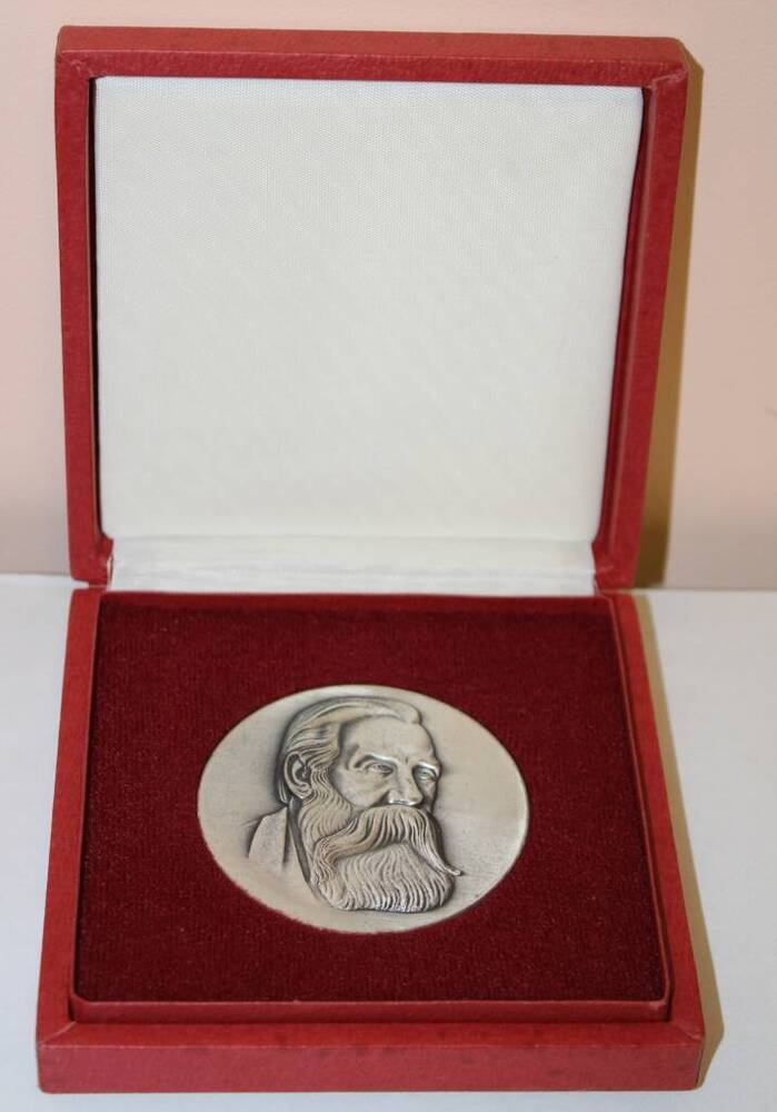 Медальон с барельефом Ф.Энгельса