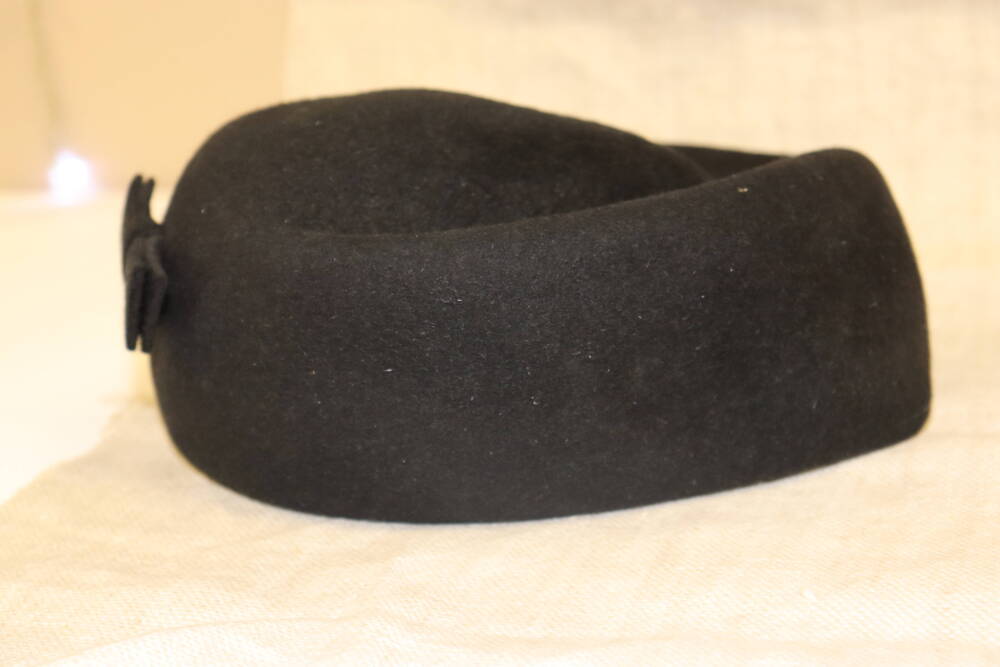 Шляпа-таблетка черного цвета