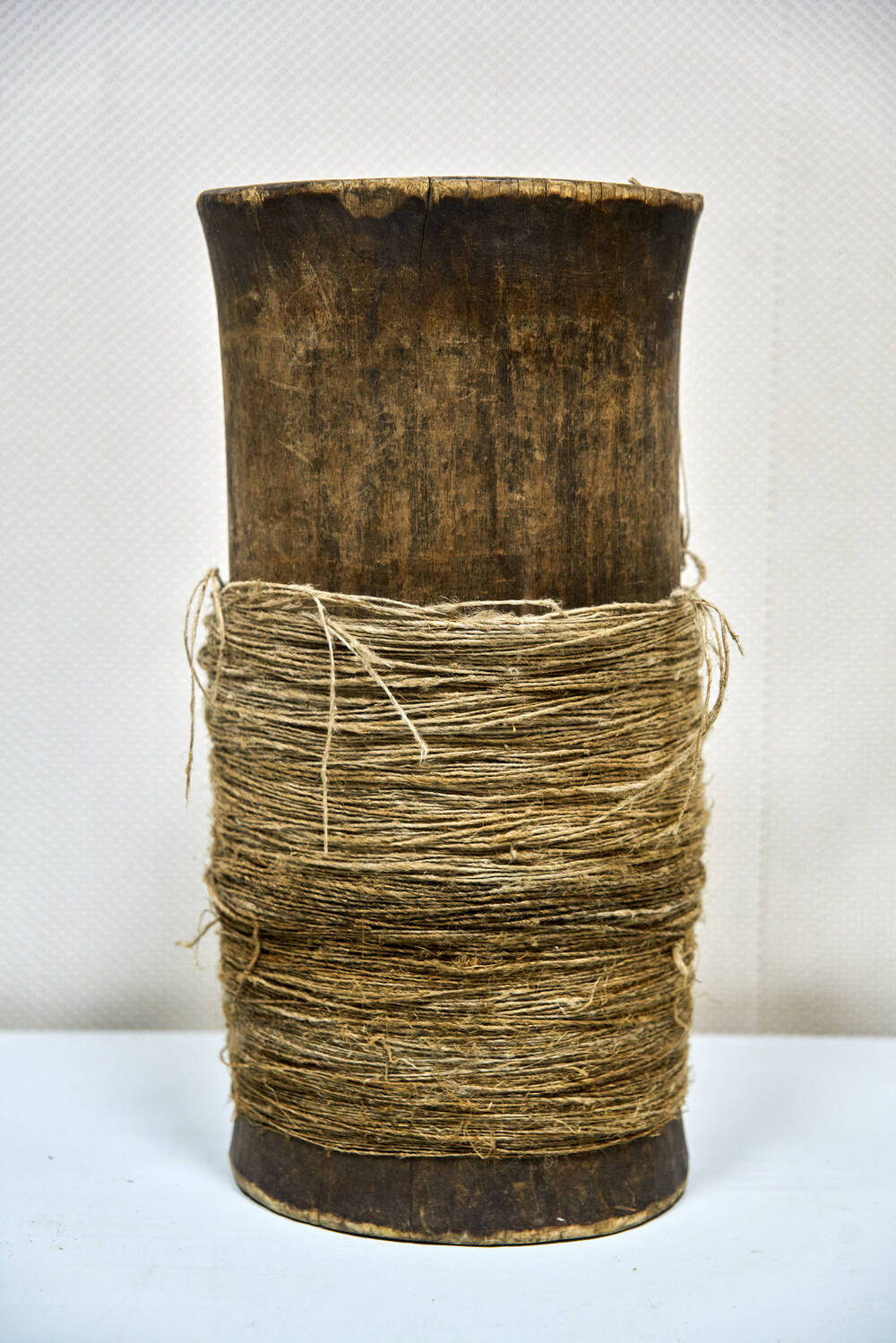 Тюрюк  - приспособление деревянное на оси  для перемотки пряжи, ниток, веревок. Передан из Общественного  музея