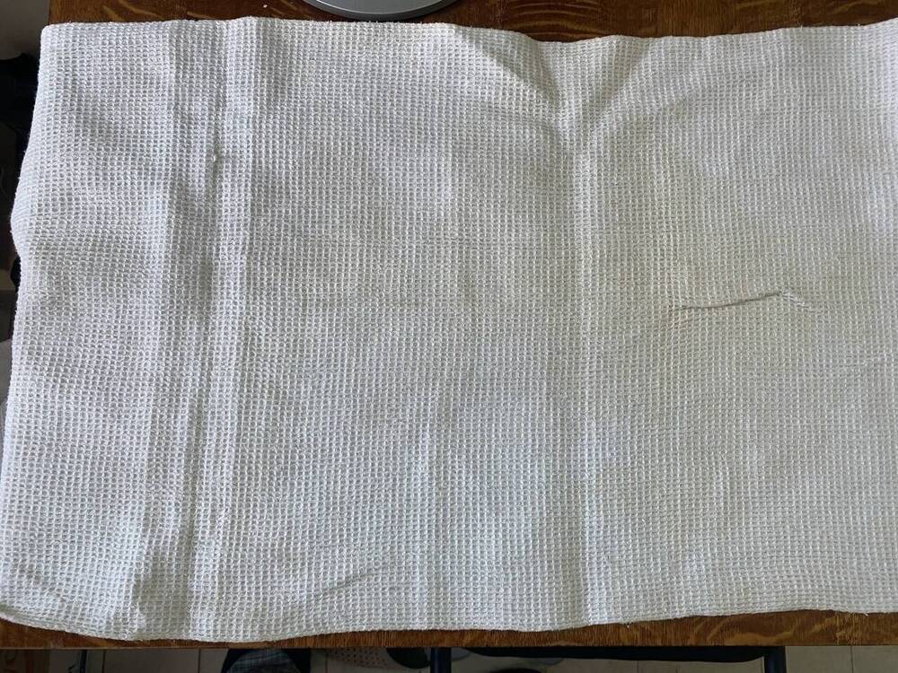 Белое вафельное полотенце с вышитыми крестиком цветами