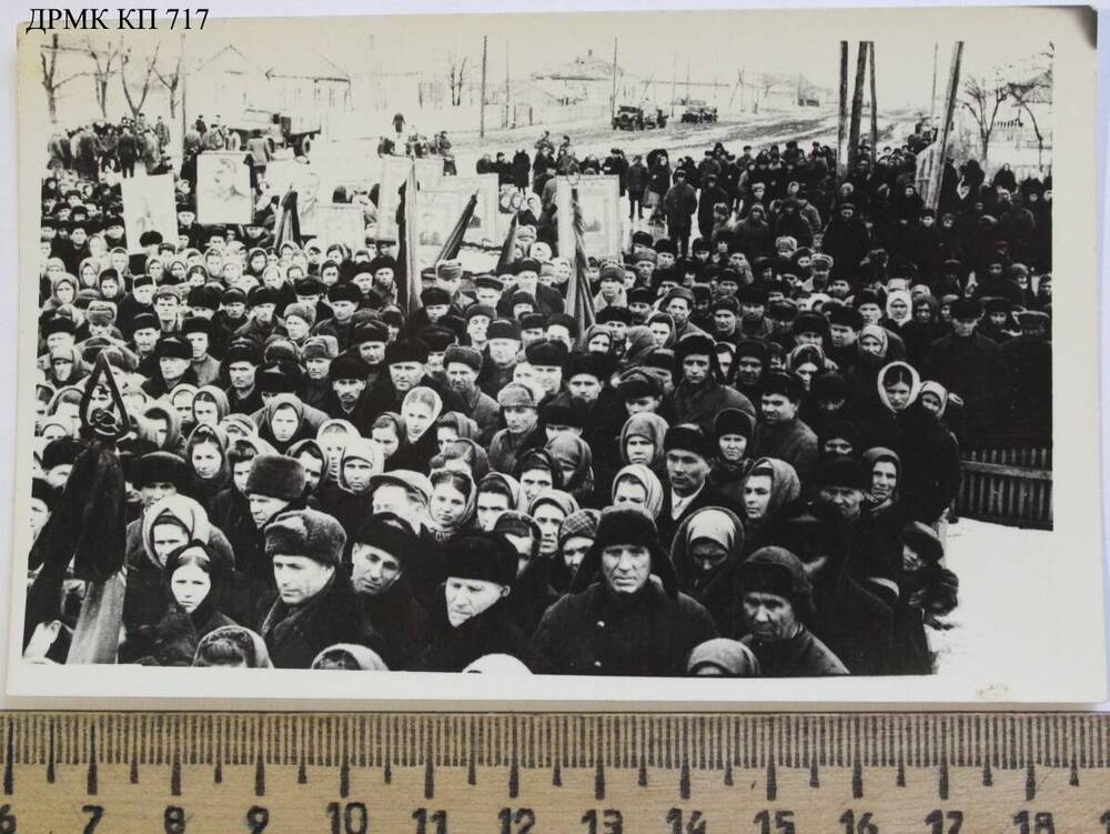 Фото групповое черно-белое – жители Дубовки на траурном митинге по случаю смерти Сталина И.В.