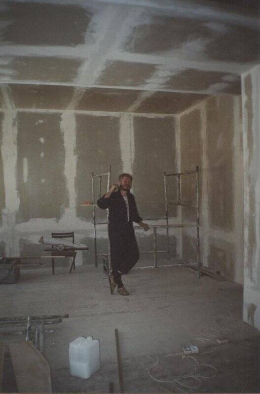 Фотография цветная. Киреев И.И. - директор музея в зале Воинской Славы во время ремонта.