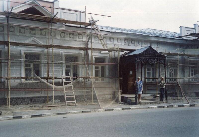 Фотография цветная. Здание музея молодежи во время ремонта. На крыльце Г.Д. Елисеева и Светлана Мысева.