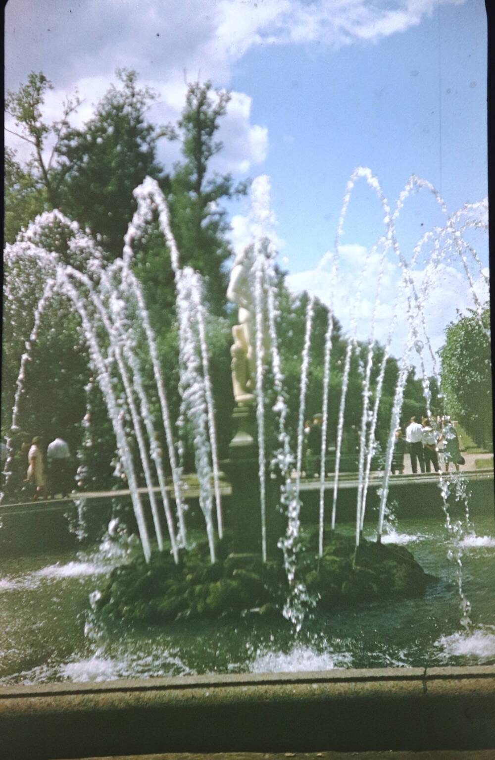 Слайд пластмассовый, на котором изображен фонтан в летнее время.