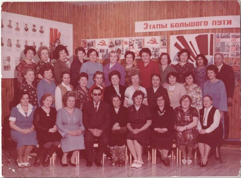 Фотография. Коллектив учителей, работавших в Братской школе № 1 до 1961 г. в старом Братске