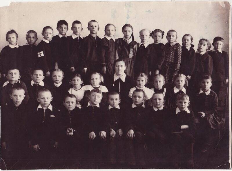 Фотография. Карпова Вера Иннокентьевна с учениками 1 «А» класса Братской школы