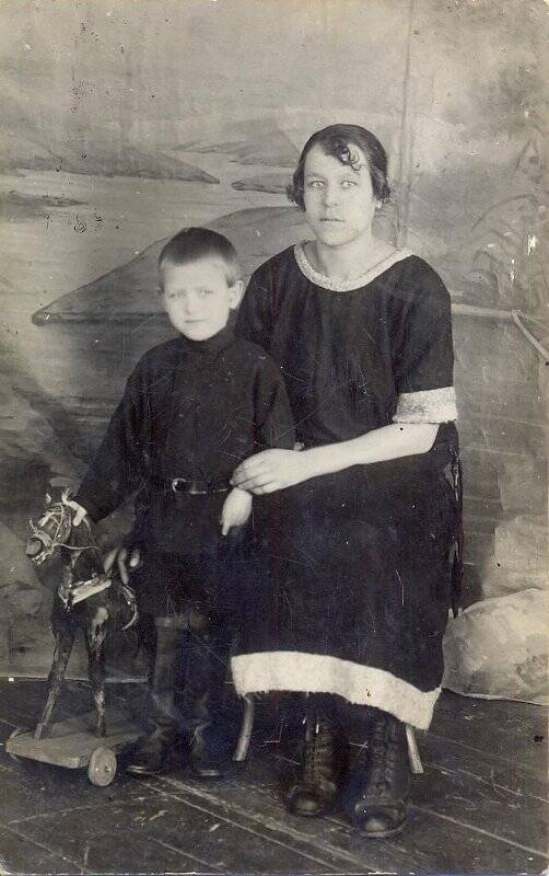 Фотография. Кузнецова Л. В. с сыном Георгием. 23 мая 1926 г.