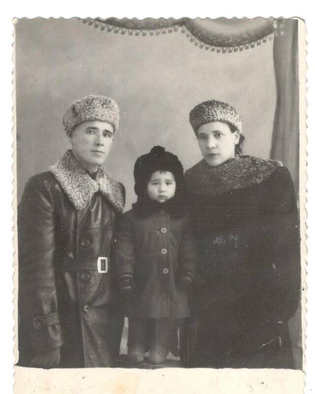 Фотография. Гарифуллин Расул Шайхуллович, житель г. Ижевска, с супругой Галиёй Ахунзяновной и дочерью Разиёй.